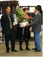  photo Remise de la  traditionnelle plante  Mme VERIL 