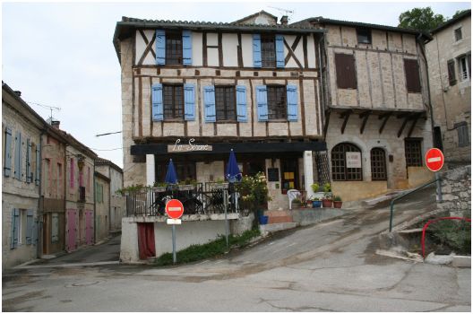 Sur la place église St-Michel